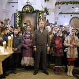 Zum orthodoxen Weihnachten 2015 war die Welt bereits eine andere. Im März 2014 hatte Putin die ukrainische Halbinsel Krim annektiert. Um Nähe zu seinem beanspruchten Herrschaftsgebiet zu demonstrieren, besuchte Putin einen Gottesdienst in der Fürbitte-Kathedrale in Woronesch, einer Stadt rund 200 Kilometer von der ukrainischen Grenze entfernt. Einen Besuch auf der annektierten Krim wagte Putin nicht. 