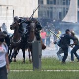 Die Militärpolizei setzt Reiterstaffeln ein, um die Aufrührer zu stoppen