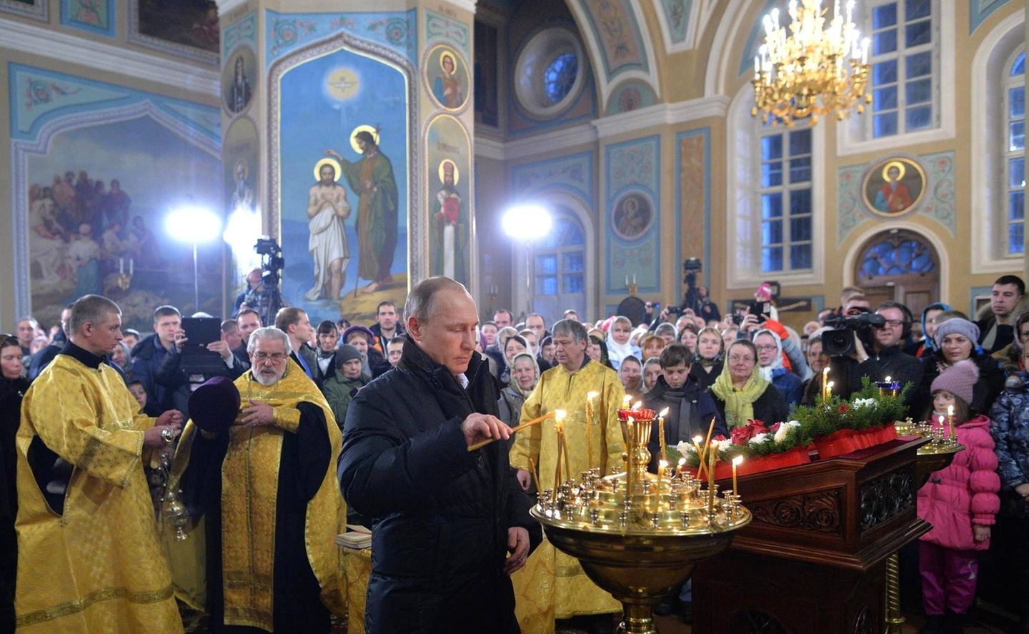 Am Weihnachtsfest 2016 blieb Putin unweit von Moskau und besuchte den Weihnachtsgottesdienstes in der Kirche der Fürbitte im Dorf Turginowo, rund 150 Kilometer von der russischen Hauptstadt entfernt. 