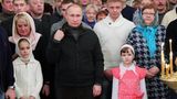Die orthodoxe Kirche verlangt es, dass Frauen beim Betreten eines Gotteshauses die Köpfe bedecken. Und so posiert Putin stets vor diesem Symbol der Züchtigkeit, wie an Weihnachten 2017 im St.-Georgs-Kloster in Weliki Nowgorod. 