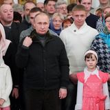 Die orthodoxe Kirche verlangt es, dass Frauen beim Betreten eines Gotteshauses die Köpfe bedecken. Und so posiert Putin stets vor diesem Symbol der Züchtigkeit, wie an Weihnachten 2017 im St.-Georgs-Kloster in Weliki Nowgorod. 