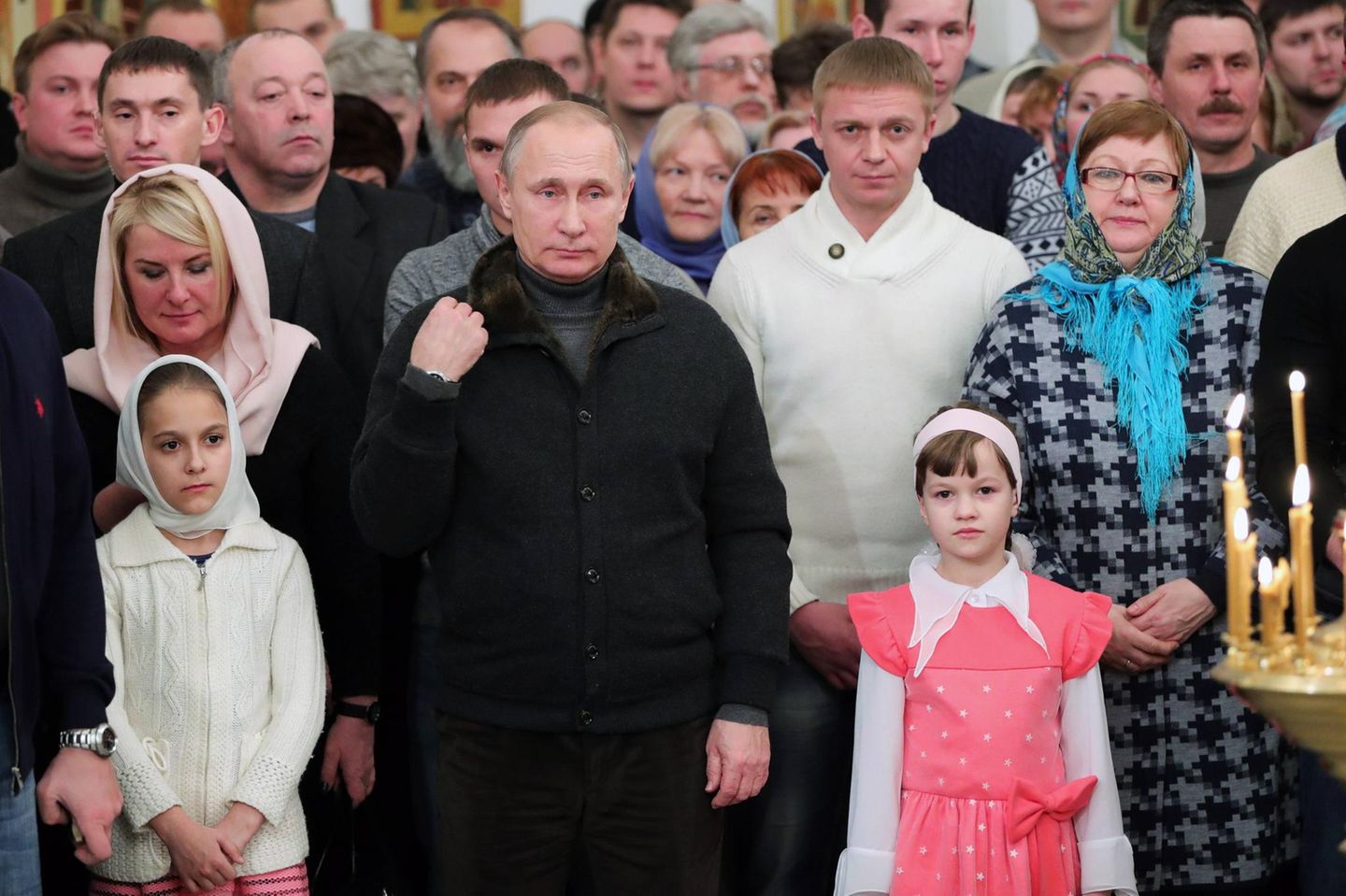 Die orthodoxe Kirche verlangt es, dass Frauen beim Betreten eines Gotteshauses die Köpfe bedecken. Und so posiert Putin stets vor diesem Symbol der Züchtigkeit, wie an Weihnachten 2017 im St.-Georgs-Kloster in Weliki Nowgorod. 