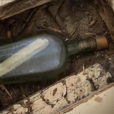 Die Flaschenpost unter dem Dielenboden