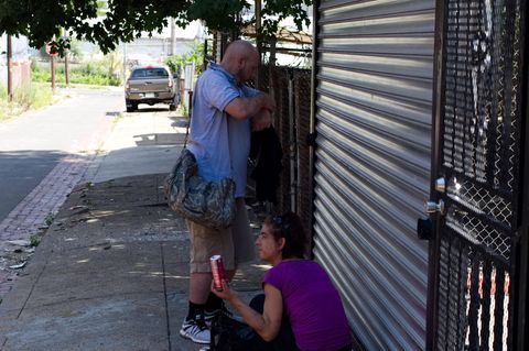 USA: Zwei Drogenabhängige in Kensington, Philadelphia