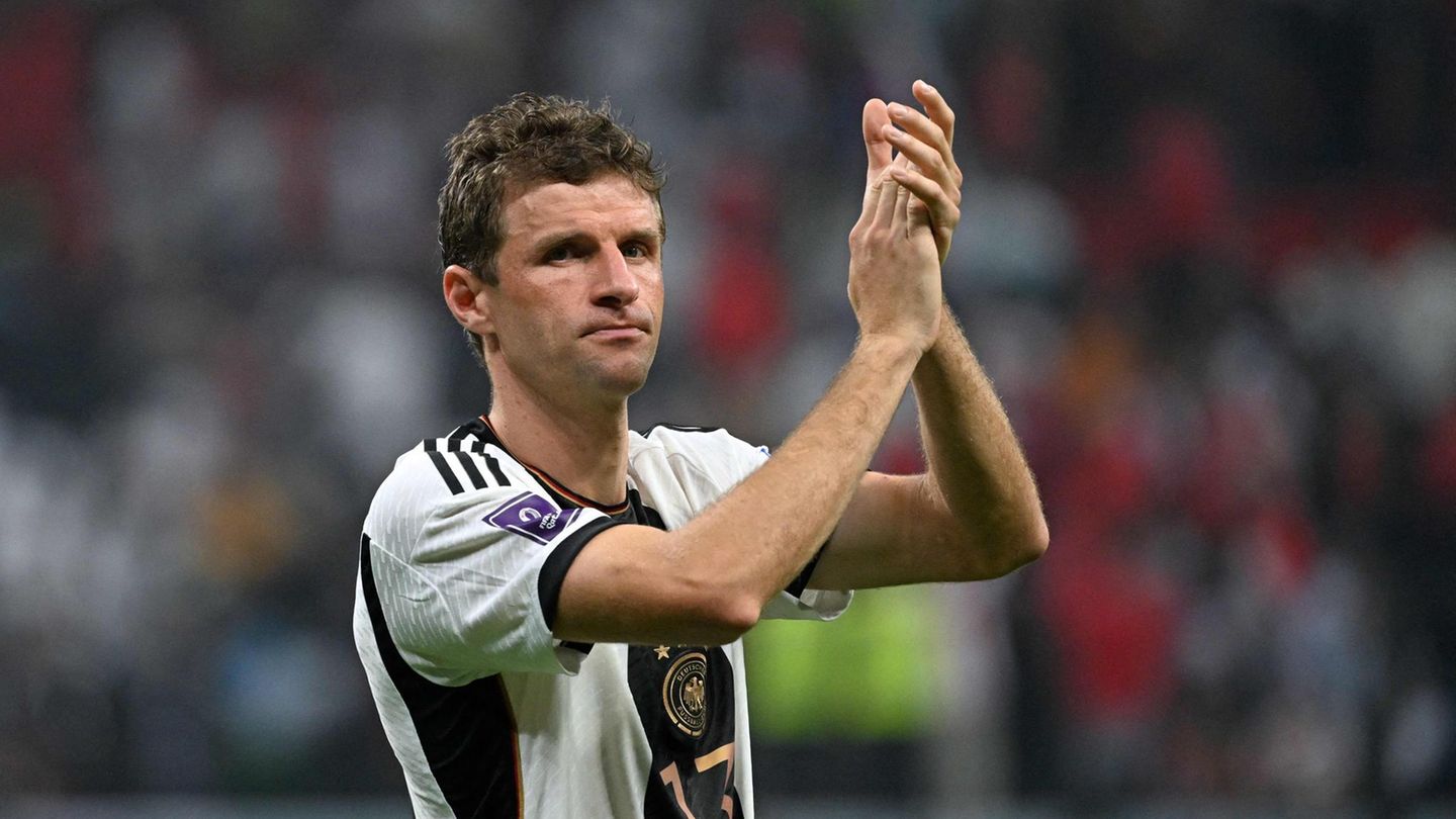 Thomas Müller, ein dunkelblonder weißer Fußballer in schwarz-weißem Trikot applaudiert mit über den Kopf erhobenen Händen