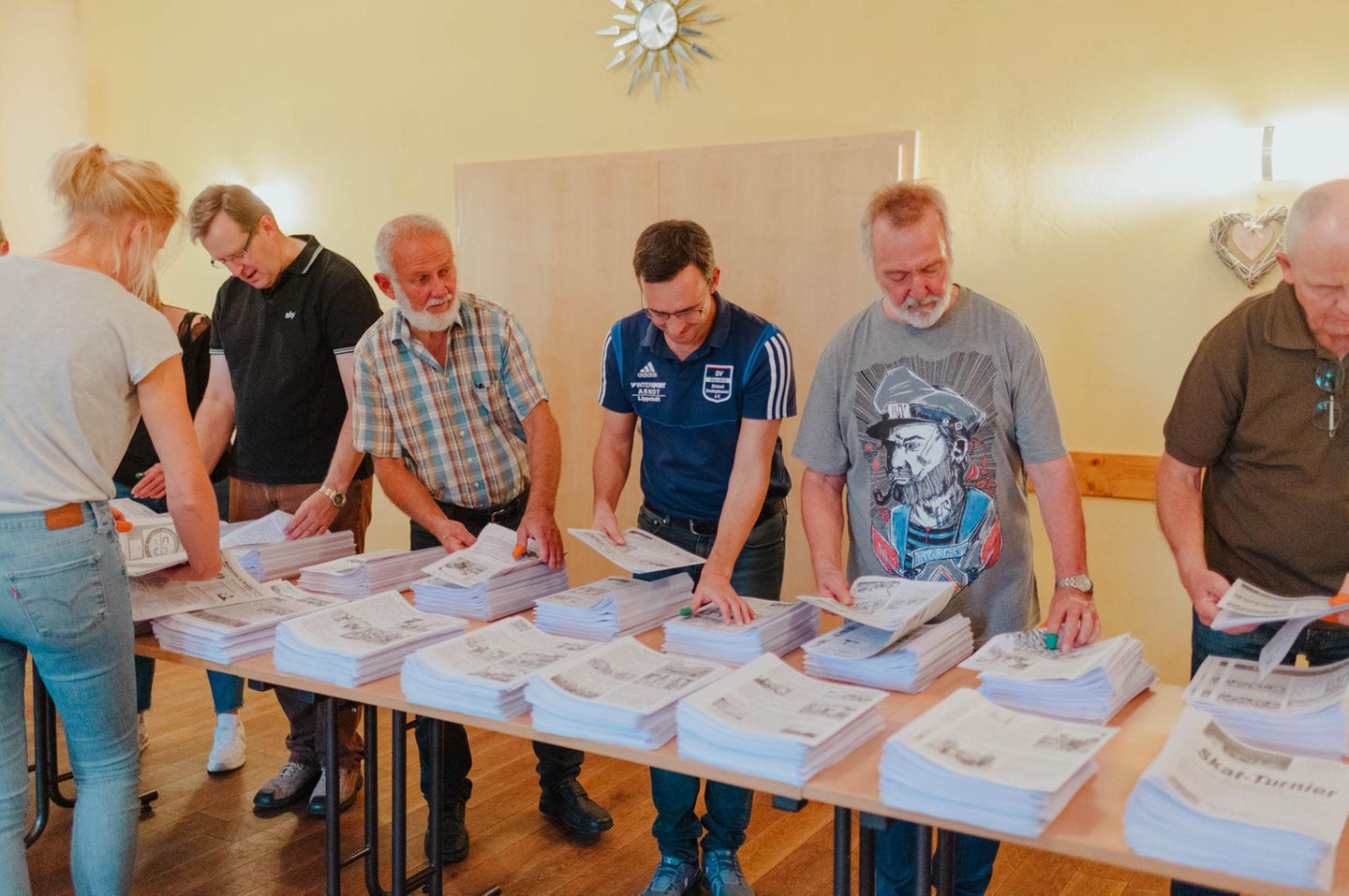 Mitarbeiter sortieren Zeitungen