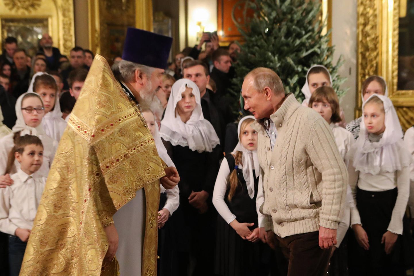 Kleine Mädchen mit züchtig bedeckten Köpfen: Sie sollen Putin stets einen orthodoxen Anstrich verleihen. Kurz bevor die Corona-Pandemie die Welt in eine Krise stürzte und Putin in die freiwillige Selbstisolation ging, besuchte er zu Weihnachten einen Gottesdienst in seiner Heimatstadt Sankt Petersburg. 