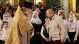 Kleine Mädchen mit züchtig bedeckten Köpfen: Sie sollen Putin stets einen orthodoxen Anstrich verleihen. Kurz bevor die Corona-Pandemie die Welt in eine Krise stürzte und Putin in die freiwillige Selbstisolation ging, besuchte er zu Weihnachten einen Gottesdienst in seiner Heimatstadt Sankt Petersburg. 