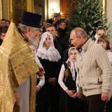 Kleine Mädchen mit züchtig bedeckten Köpfen: Sie sollen Putin stets einen orthodoxen Anstrich verleihen. Kurz bevor die Corona-Pandemie die Welt in eine Krise stürzte und Putin in die freiwillige Selbstisolation ging, besuchte er zu Weihnachten einen Gottesdienst in seiner Heimatstadt Sankt Petersburg. 