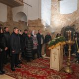 6. Januar 2021. Die Corona-Pandemie tobte in der zweiten Welle. In den Leichenhäusern Russlands stapelten sich die Corona-Leichen. Dennoch verließ Putin seine Residenz bei Moskau, die zu diesem Zeitpunkt im Volk nur noch als der Bunker genannt wurde, um an einer Weihnachtsliturgie in der St.-Nikolaus-Kirche auf der Insel Lipno, neun Kilometer südlich von Weliki Nowgorod, teilzunehmen. Keine der Anwesenden trug eine Maske. Sie alle absolvierten vor diesem Termin eine zweiwöchige Quarantäne, um sich in der Nähe von Putin aufhalten zu können. Unter eine Menge von Kindern wollte sich Putin aber dennoch nicht mehr mischen. 