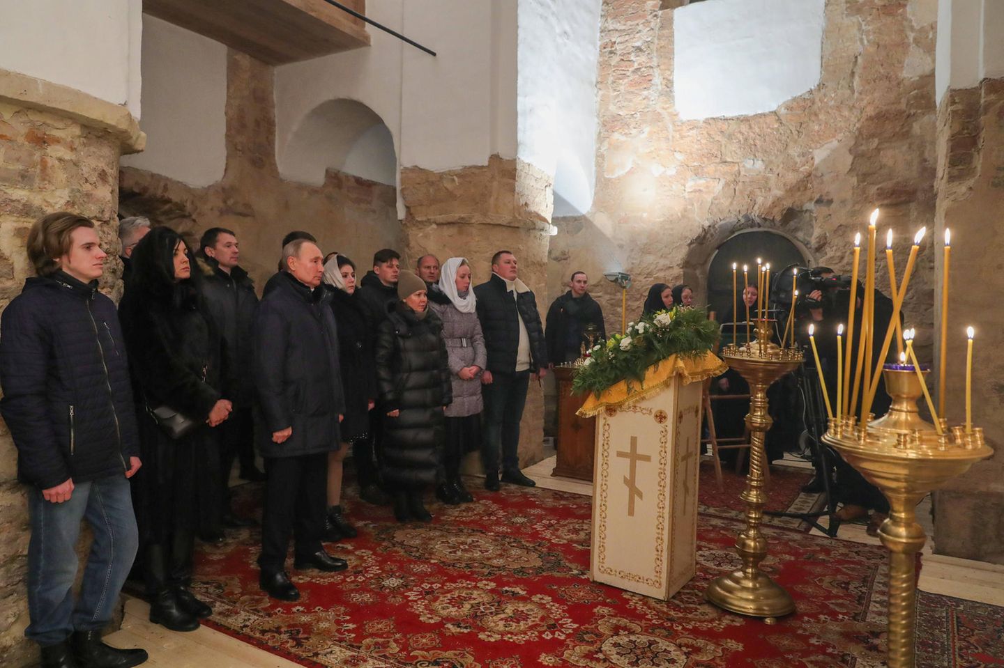 Anstrich des Heiligen : 6. Januar 2021. Die Corona-Pandemie tobte in der zweiten Welle. In den Leichenhäusern Russlands stapelten sich die Corona-Leichen. Dennoch verließ Putin seine Residenz bei Moskau, die zu diesem Zeitpunkt im Volk nur noch als der Bunker genannt wurde, um an einer Weihnachtsliturgie in der St.-Nikolaus-Kirche auf der Insel Lipno, neun Kilometer südlich von Weliki Nowgorod, teilzunehmen. Keine der Anwesenden trug eine Maske. Sie alle absolvierten vor diesem Termin eine zweiwöchige Quarantäne, um sich in der Nähe von Putin aufhalten zu können. Unter eine Menge von Kindern wollte sich Putin aber dennoch nicht mehr mischen. 6. Januar 2021. Die Corona-Pandemie tobte in der zweiten Welle. In den Leichenhäusern Russlands stapelten sich die Corona-Leichen. Dennoch verließ Putin seine Residenz bei Moskau, die zu diesem Zeitpunkt im Volk nur noch als der Bunker genannt wurde, um an einer Weihnachtsliturgie in der St.-Nikolaus-Kirche auf der Insel Lipno, neun Kilometer südlich von Weliki Nowgorod, teilzunehmen. Keine der Anwesenden trug eine Maske. Sie alle absolvierten vor diesem Termin eine zweiwöchige Quarantäne, um sich in der Nähe von Putin aufhalten zu können. Unter eine Menge von Kindern wollte sich Putin aber dennoch nicht mehr mischen.