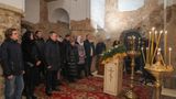 6. Januar 2021. Die Corona-Pandemie tobte in der zweiten Welle. In den Leichenhäusern Russlands stapelten sich die Corona-Leichen. Dennoch verließ Putin seine Residenz bei Moskau, die zu diesem Zeitpunkt im Volk nur noch als der Bunker genannt wurde, um an einer Weihnachtsliturgie in der St.-Nikolaus-Kirche auf der Insel Lipno, neun Kilometer südlich von Weliki Nowgorod, teilzunehmen. Keine der Anwesenden trug eine Maske. Sie alle absolvierten vor diesem Termin eine zweiwöchige Quarantäne, um sich in der Nähe von Putin aufhalten zu können. Unter eine Menge von Kindern wollte sich Putin aber dennoch nicht mehr mischen. 