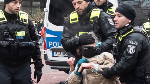 Berliner Polizeibeamte führen Mitte Dezember ein Mitglied der Umwelt-Gruppe "Letzte Generation" ab
