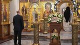 En Weihnachtsgottesdienst ganz allein für Putin. Im Januar 2022 fand sich der Kreml-Chef in der Kirche seiner Staatsresidenz Nowo-Ogarjowo ein. Obwohl die Corona-Pandemie zu diesem Zeitpunkt längst ihren Zenit überschritten hatte, wählte Putin die Einsamkeit. Die Entscheidung zur Invasion in der Ukraine war längst gefallen. 