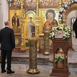 En Weihnachtsgottesdienst ganz allein für Putin. Im Januar 2022 fand sich der Kreml-Chef in der Kirche seiner Staatsresidenz Nowo-Ogarjowo ein. Obwohl die Corona-Pandemie zu diesem Zeitpunkt längst ihren Zenit überschritten hatte, wählte Putin die Einsamkeit. Die Entscheidung zur Invasion in der Ukraine war längst gefallen. 