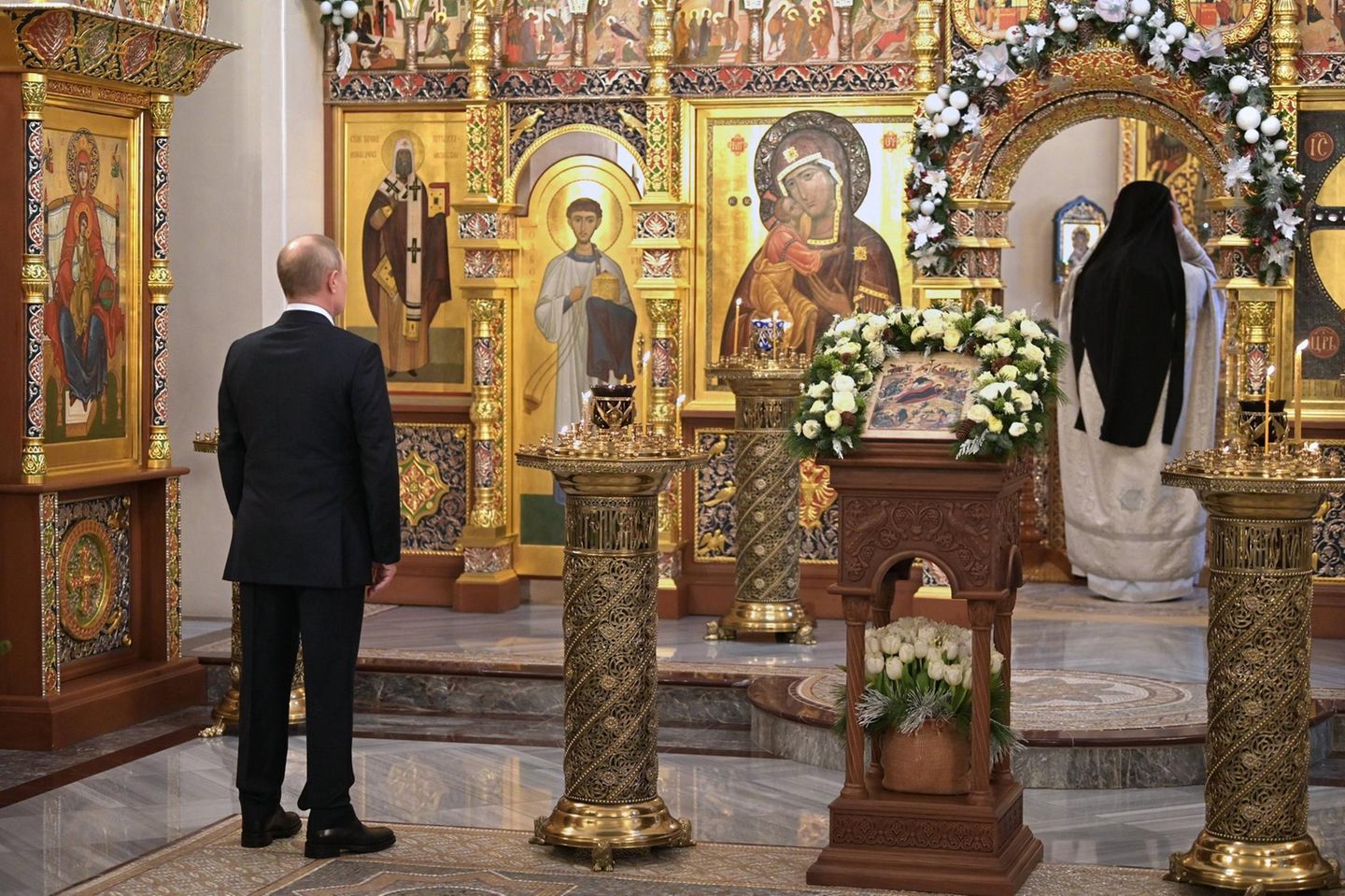 Anstrich des Heiligen : En Weihnachtsgottesdienst ganz allein für Putin. Im Januar 2022 fand sich der Kreml-Chef in der Kirche seiner Staatsresidenz Nowo-Ogarjowo ein. Obwohl die Corona-Pandemie zu diesem Zeitpunkt längst ihren Zenit überschritten hatte, wählte Putin die Einsamkeit. Die Entscheidung zur Invasion in der Ukraine war längst gefallen. En Weihnachtsgottesdienst ganz allein für Putin. Im Januar 2022 fand sich der Kreml-Chef in der Kirche seiner Staatsresidenz Nowo-Ogarjowo ein. Obwohl die Corona-Pandemie zu diesem Zeitpunkt längst ihren Zenit überschritten hatte, wählte Putin die Einsamkeit. Die Entscheidung zur Invasion in der Ukraine war längst gefallen.
