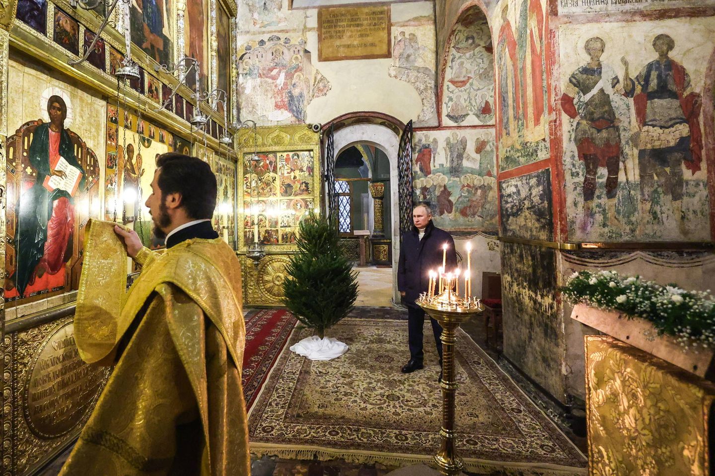Zu Weihnachten 2023 inszenierte sich Putin ebenfalls in stolzer Einsamkeit. Das Staatsfernsehen zeigte Bilder eines Gottesdienst in der Verkündigungskathedrale des Moskauer Kreml, das nur für Putin ausgerichtet wurde. 