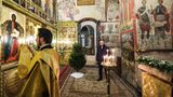 Zu Weihnachten 2023 inszenierte sich Putin ebenfalls in stolzer Einsamkeit. Das Staatsfernsehen zeigte Bilder eines Gottesdienst in der Verkündigungskathedrale des Moskauer Kreml, das nur für Putin ausgerichtet wurde. 