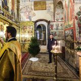 Zu Weihnachten 2023 inszenierte sich Putin ebenfalls in stolzer Einsamkeit. Das Staatsfernsehen zeigte Bilder eines Gottesdienst in der Verkündigungskathedrale des Moskauer Kreml, das nur für Putin ausgerichtet wurde. 