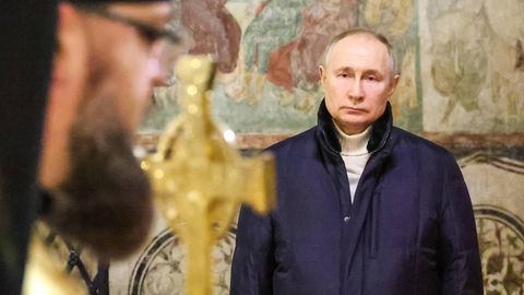 Wladimir Putin zelebriert das orthodoxe Weihnachtsfest, allein mit dem Priester 