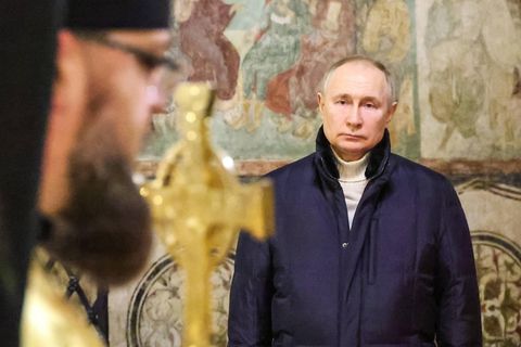 Wladimir Putin zelebriert das orthodoxe Weihnachtsfest, allein mit dem Priester 