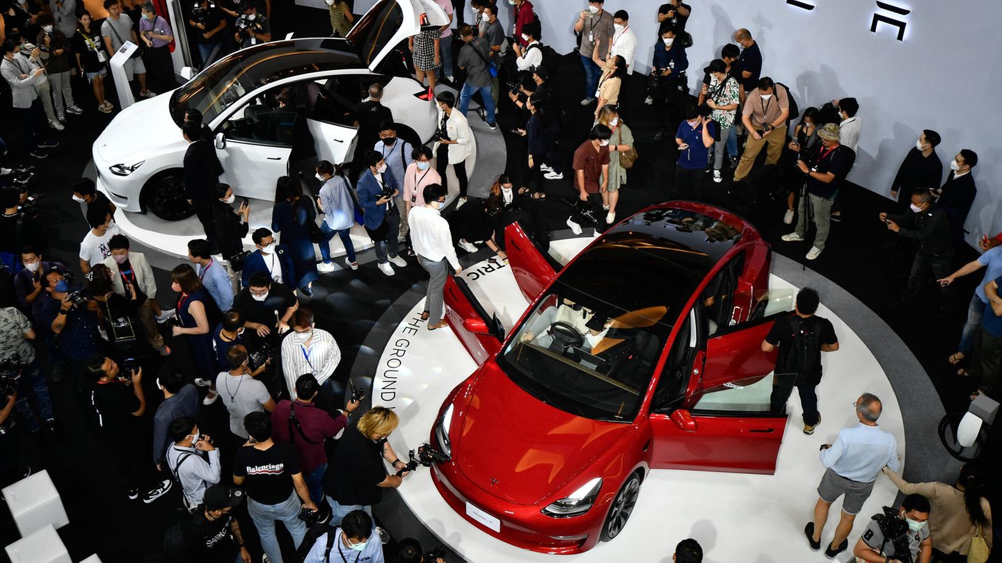 Tesla cuts prices again in China – angry customers besiege branches