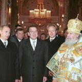 2001 war das erste Weihnachtsfest, das Wladimir Putin als russischer Präsident zelebrieren konnte. Gesellschaft leistete ihm der damalige deutsche Kanzler Gerhard Schröder. 