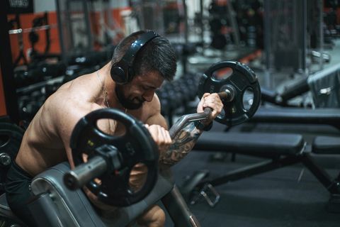 Mann trainiert im Fitnessstudio