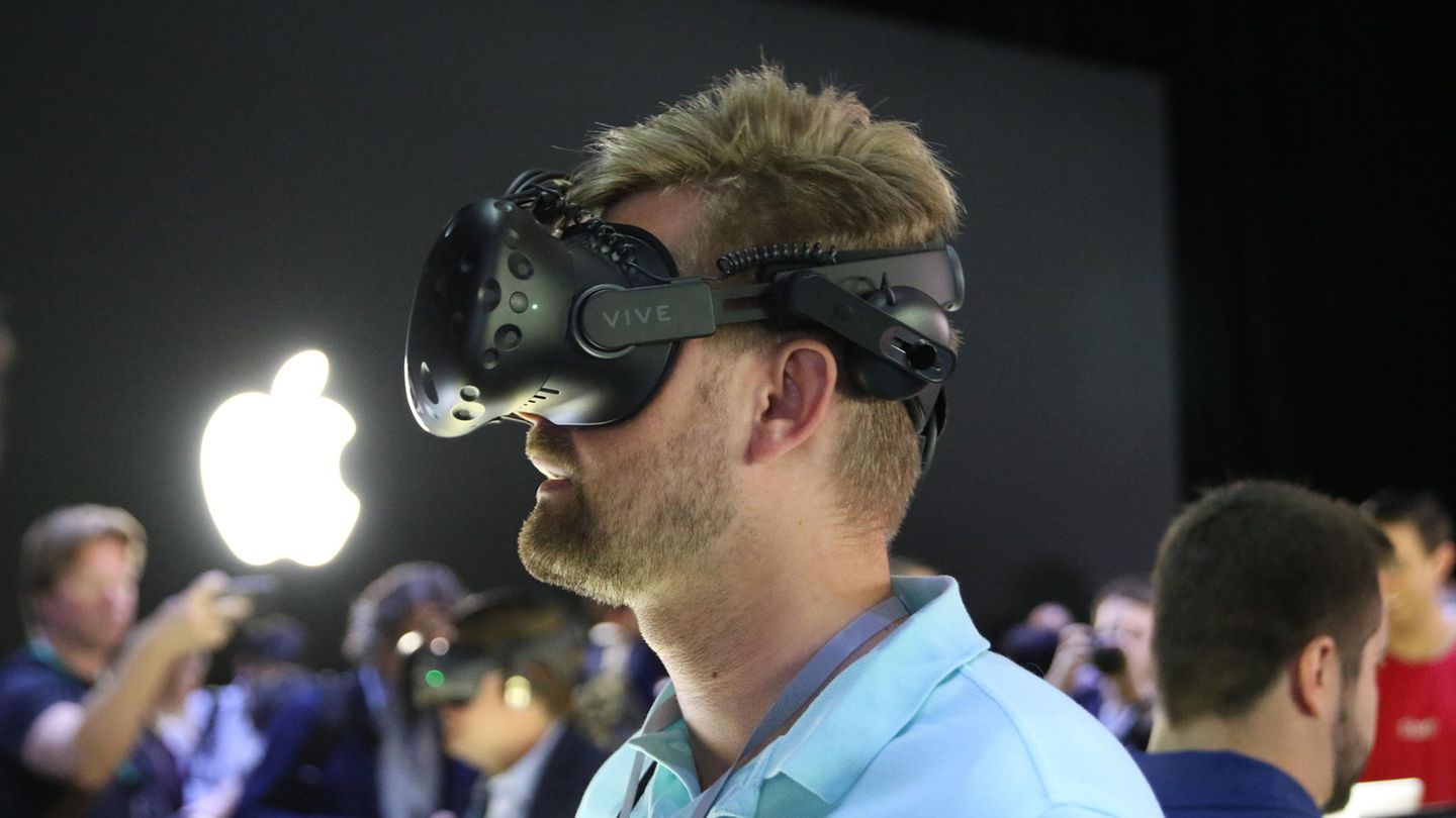Gewagte Strategie: Die Themen AR und VR begleiten Apple seit Jahren, etwa wie hier bei einer Veranstaltung 2017. Jetzt soll der Konzern sein eigenes Gerät für den Verkauf vorbereiten