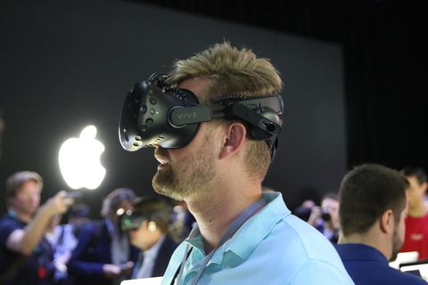 Gewagte Strategie: Die Themen AR und VR begleiten Apple seit Jahren, etwa wie hier bei einer Veranstaltung 2017. Jetzt soll der Konzern sein eigenes Gerät für den Verkauf vorbereiten