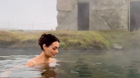 Stern-Autorin Samira Debbeler schwimmt in der "Secret Lagoon" in Island