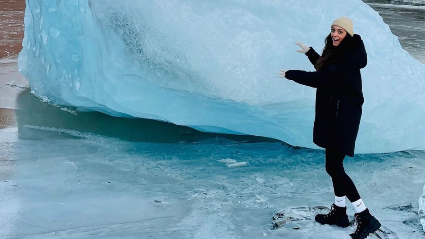 Stern-Autorin Samira Debbeler steht an einem Eisberg in Island.