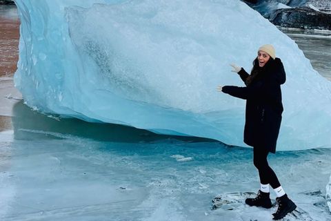 Stern-Autorin Samira Debbeler steht an einem Eisberg in Island.