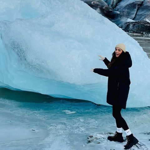 Stern-Autorin Samira Debbeler steht an einem Eisberg in Island.