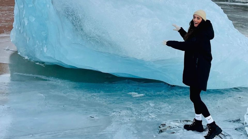 Stern-Autorin Samira Debbeler steht an einem Eisberg in Island.