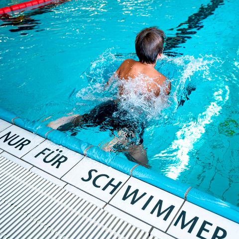 Kind im Schwimmbecken