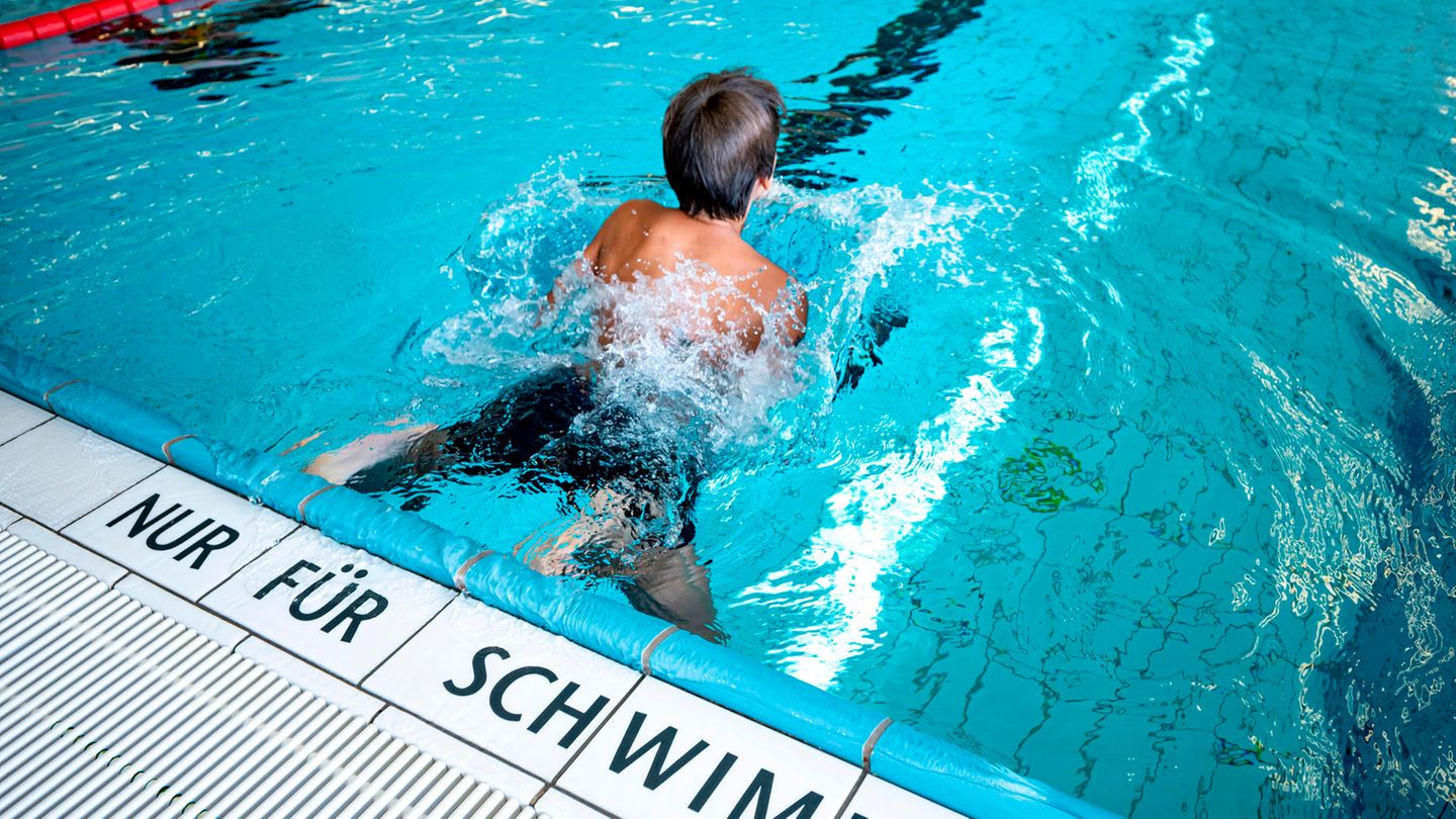 Kind im Schwimmbecken Kind im Schwimmbecken