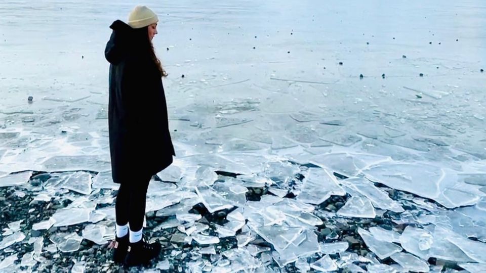 Stern-Autorin Samira Debbeler steht an einer Gletscherzunge in Island.