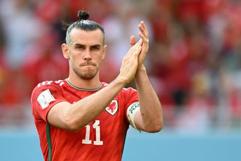 Gareth Bale bedankt sich nach einem WM-Spiel in Katar bei den Fans