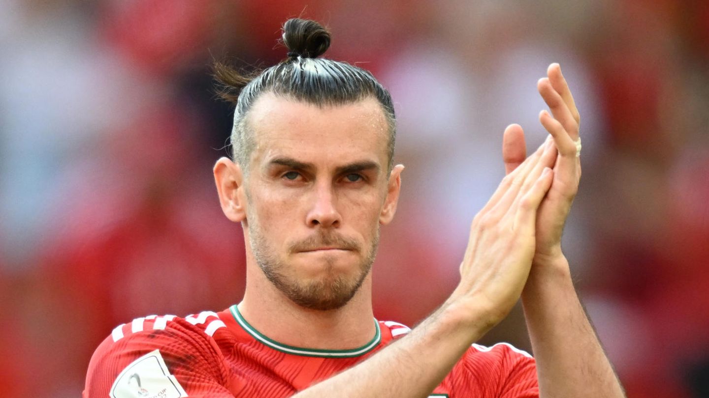 Gareth Bale bedankt sich nach einem WM-Spiel in Katar bei den Fans