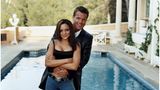 Dieter Bohlen und Lebensgefährtin Estefania Küster stehen 2000 beim stern-Fotoshooting auf Mallorca lächelnd vor einem Pool