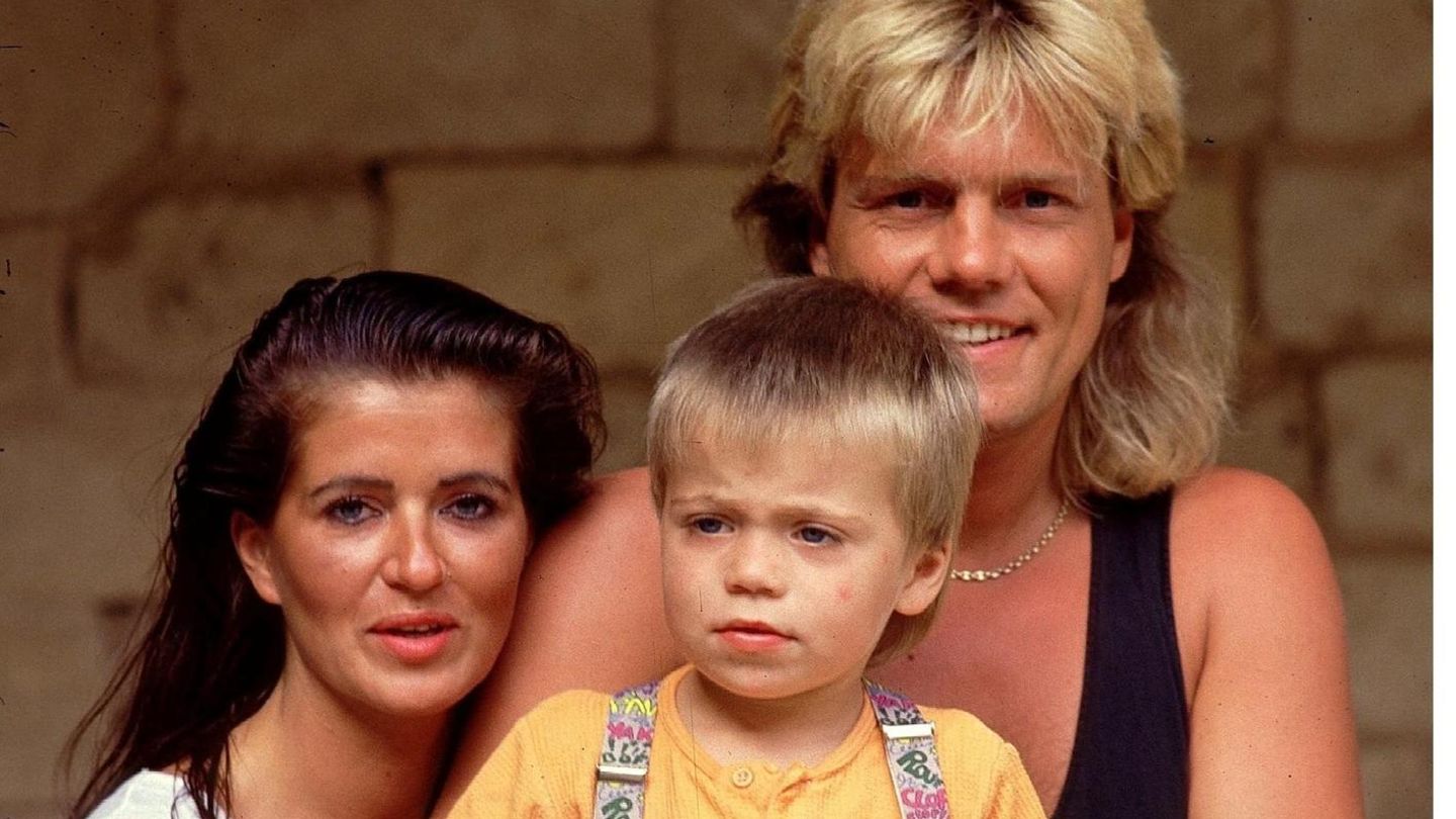Dieter Bohlen mit seinem Sohn auf dem Arm und Frau Erika
