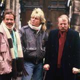 Götz George als Schimanski, Dieter Bohlen und Eberhard Feik posieren bei dem Tatort Motke 1988