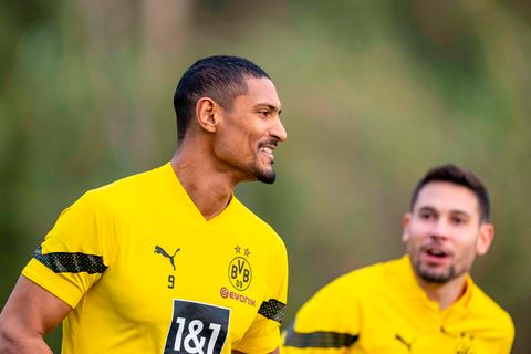 Sébastien Haller läuft sich im Trainingslager Marbella warm und lacht mit dem Teamkollegen Raphael Guerreiro