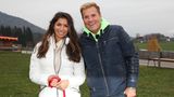 Dieter Bohlen steht neben seiner Partnerin Carina Walz