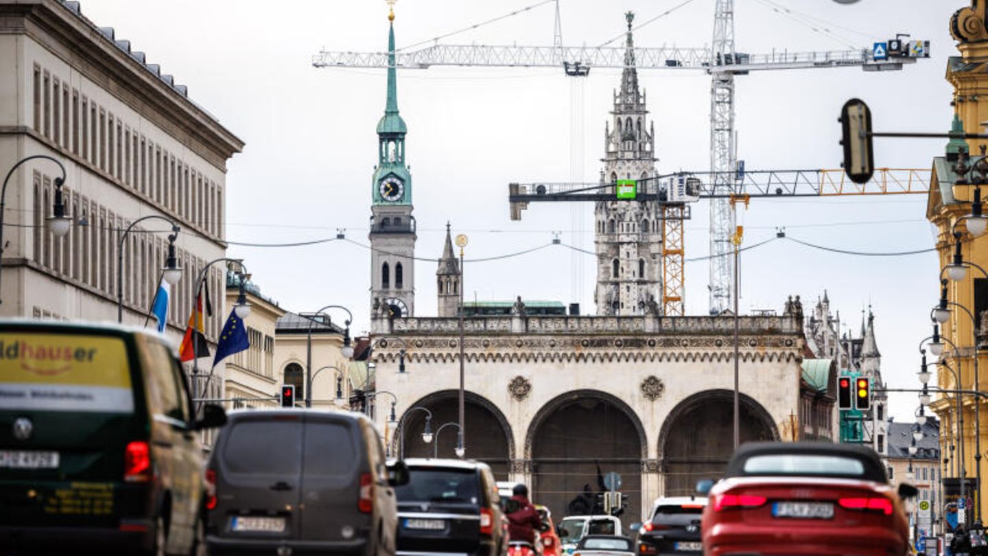 Autos fahren in München über die Ludwigstraße auf den Odeonsplatz mit der Feldherrnhalle zu