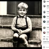 Dieter Bohlen, wie er als Fünfjähriger in einem karierten Hemd auf einer Stufe sitzt