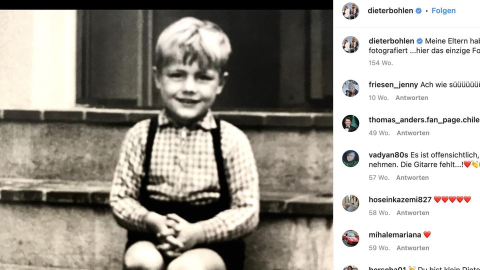 Dieter Bohlen, wie er als Fünfjähriger in einem karierten Hemd auf einer Stufe sitzt