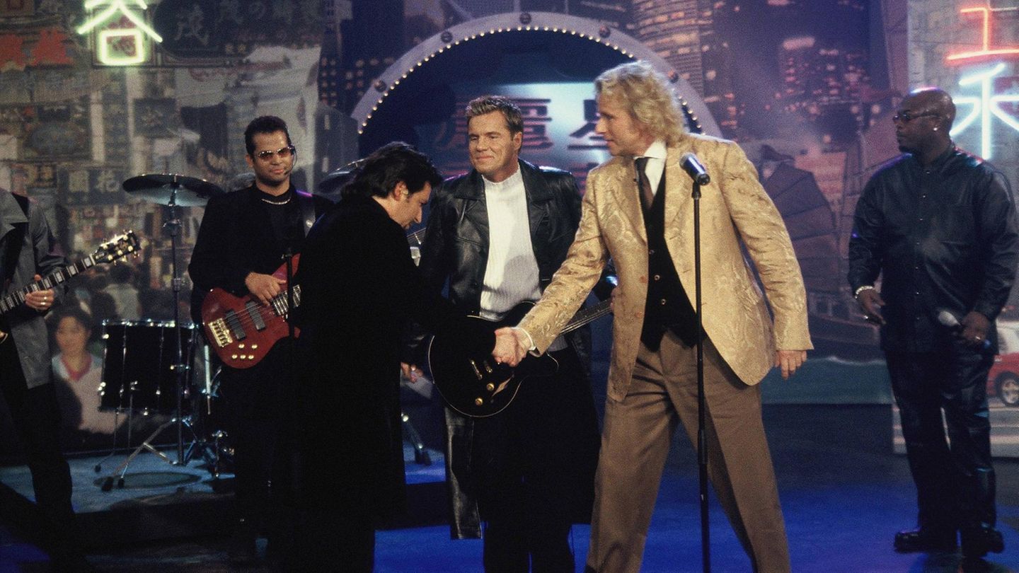 Modern Talking bei "Wetten dass...?" im Jahr 1998: Thomas Anders und Dieter Bohlen begrüssen Thomas Gottschalk Modern Talking bei "Wetten dass...?" im Jahr 1998: Thomas Anders und Dieter Bohlen begrüssen Thomas Gottschalk
