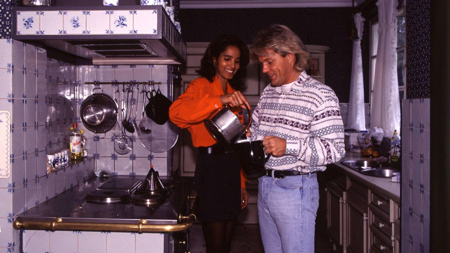 Nadja Ab del Farrag gießt ihrem Partner Dieter Bohlen Kaffee ein in der Küche seiner Villa in Tötensen im Jahr 1995 Nadja Ab del Farrag gießt ihrem Partner Dieter Bohlen Kaffee ein in der Küche seiner Villa in Tötensen im Jahr 1995